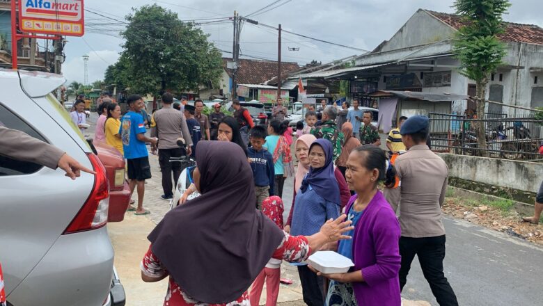 Satbrimob Polda Lampung Bagi-bagi Ribuan Porsi Makanan ke Masyarakat Terdampak Banjir