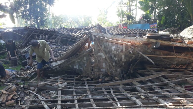 Di Terjang angin kencang Satu Rumah Warga Negri Pandan Roboh