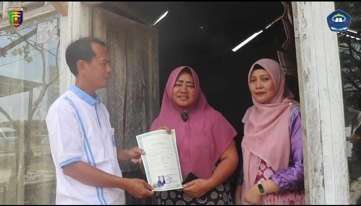 Herwansyah Kepala SMA Negeri 2 Kalianda, Blusukan Secara Door to door Serahkan Ijazah Secara Gratis kepada Alumni
