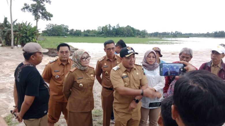 Tanggul Sungai Way Pisang Jebol Lagi, Wakil Bupati dan DPRD Tinjau Lokasi