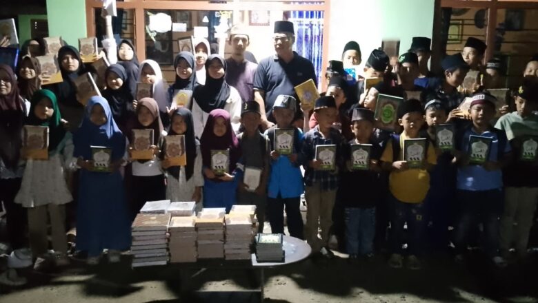 Kobar Salurkan Bantuan Al-Qur’an dan Iqro Kepada Majelis Taklim Nurul Hidayah Al Makmur di Desa Pematang.