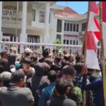 Aksi Demo Didepan Kantor Bupati Lampung Selatan Memanas