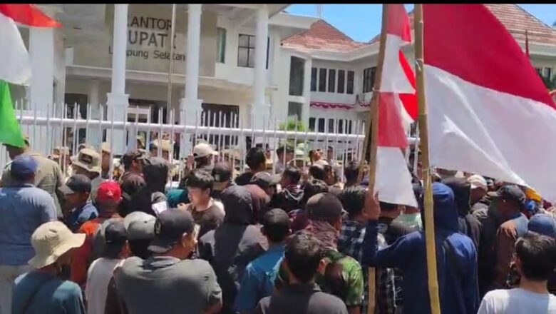 Aksi Demo Didepan Kantor Bupati Lampung Selatan Memanas