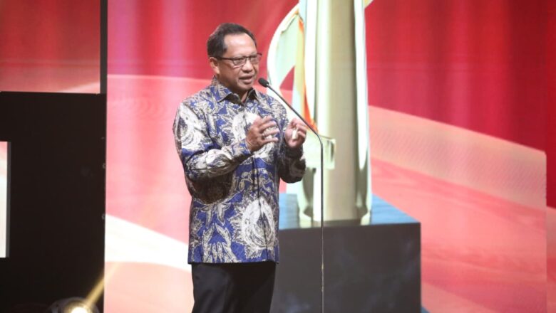 Mampu Jaga Sinergi Pusat-Daerah, Mendagri Tito Raih Penghargaan Pemimpin Luar Biasa “Indonesia Kita Awards
