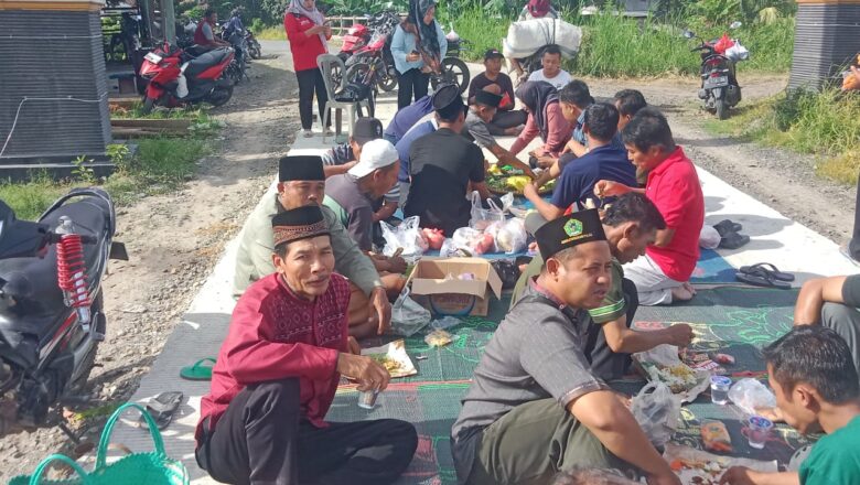 Bentuk Rasa Sukur Atas Dibangunnya Jalan Desa  Pulau Jaya ,Masyarakat Makan Bersama di Lokasi