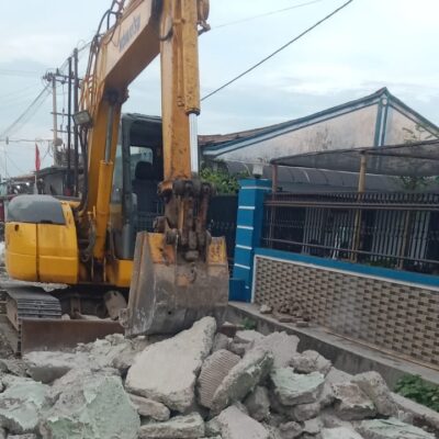 CV.Adie Jaya Perkasa Kembali Jadi Sorotan,Beton Bahu Jalan di Bongkar Karna Sudah Retak