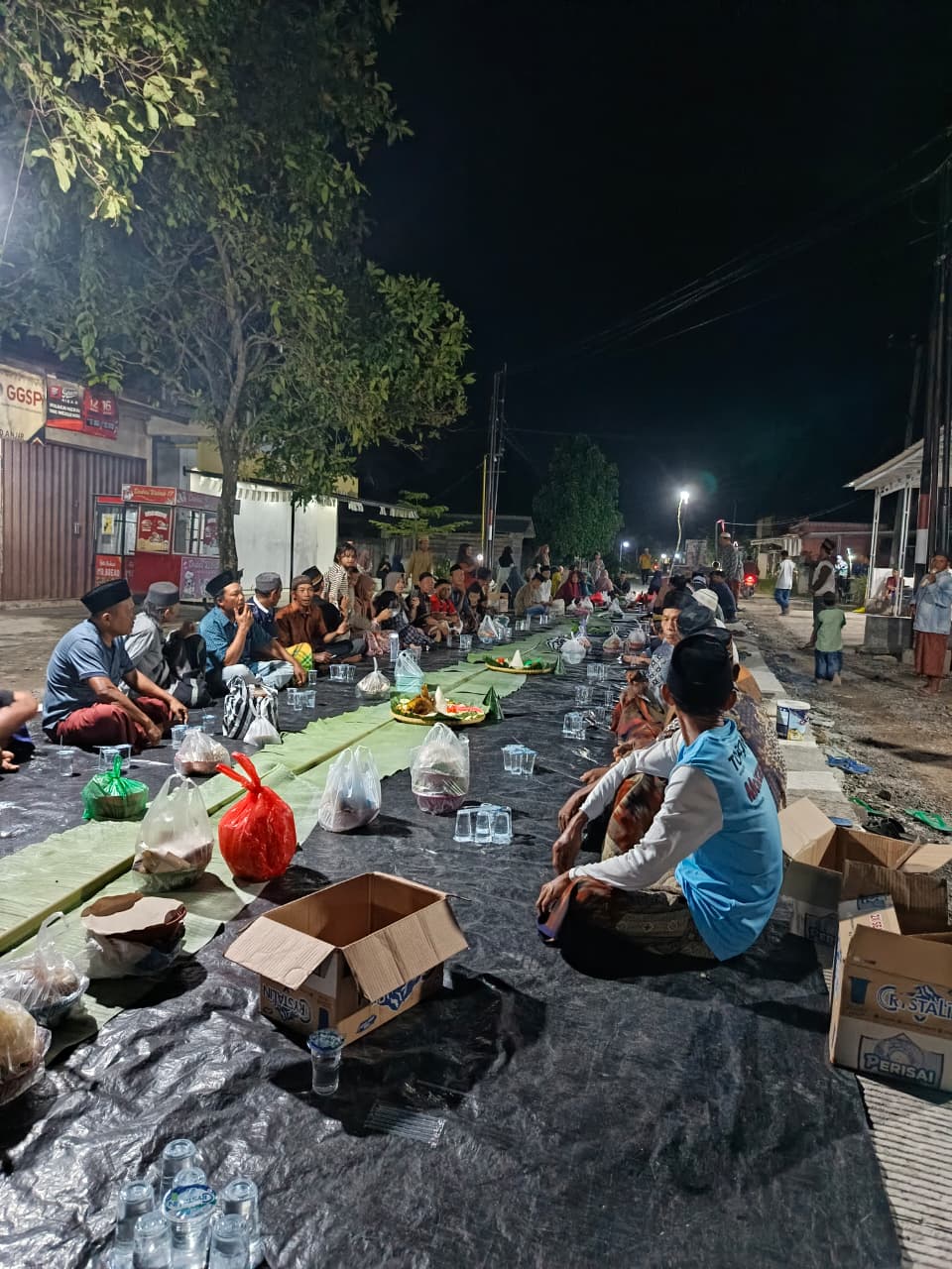 Jalan Rabat Beton Selesai Warga Bumi Daya Buat Acara Syukuran di Jalan ...