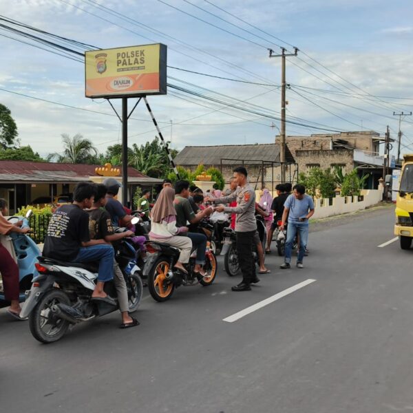‎Polsek Palas Kembali Gelar Jumat Berbagi Takjil untuk Pengguna Jalan