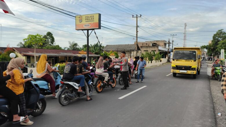 ‎Polsek Palas Kembali Gelar Jumat Berbagi Takjil untuk Pengguna Jalan