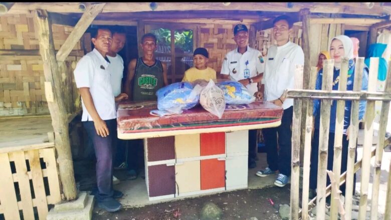 Bella Jayanti Wakil Ketua DPRD Lamsel  Berikan Bantuan Pada Korban Kebakaran di Kec.Raja Basa