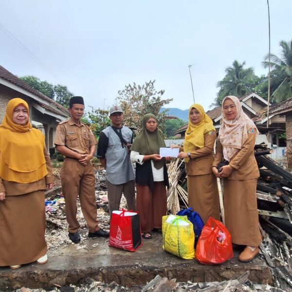 SMAN 2 Kalianda Tunjukkan Empati, Kunjungi dan Bantu Korban Kebakaran di Belambangan