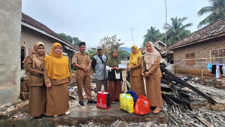 SMAN 2 Kalianda Tunjukkan Empati, Kunjungi dan Bantu Korban Kebakaran di Belambangan