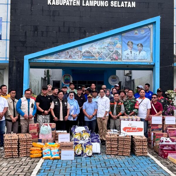 1.175 KK Korban Banjir di Empat Kecamatan Terima Bantuan Beras dan Sembako dari Pemkab Lampung Selatan dan 10 Perusahaan