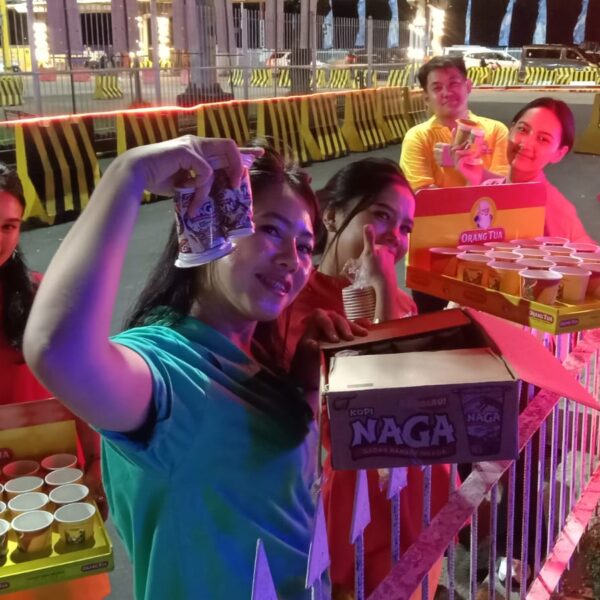 Serba-Serbi Bulan Suci di ASDP Bakauheni, PT. OT Berbagi Produk ke Pemudik secara Gratis