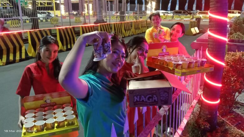 Serba-Serbi Bulan Suci di ASDP Bakauheni, PT. OT Berbagi Produk ke Pemudik secara Gratis