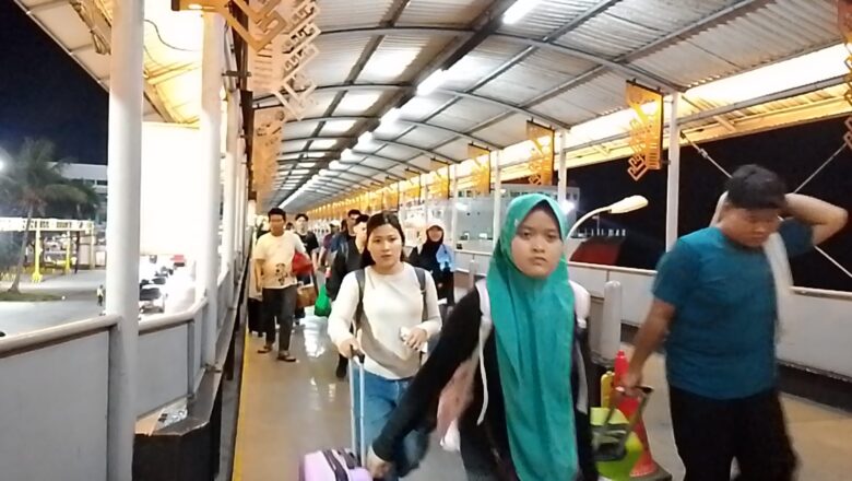 Berdasarkan Data Posko Bakauheni Selama 24 jam,Total Penumpang Yang Sudah Menyeberang dari Sumatra Menuju pulau Jawa Naik 30,5% dari Tahun sebelumnya