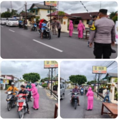 Polsek Palas dan Bhayangkari Berbagi Takjil kepada Pengguna Jalan di Bulan Ramadan