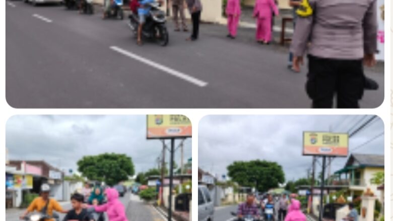 Polsek Palas dan Bhayangkari Berbagi Takjil kepada Pengguna Jalan di Bulan Ramadan