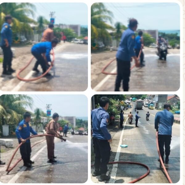 Jalan Licin Akibat Tumpahan Solar di Jalintim Bakauheni, Damkar Lamsel Sigap Bertindak