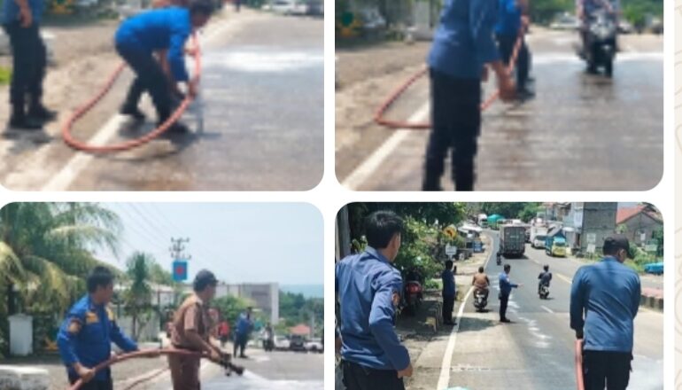 Jalan Licin Akibat Tumpahan Solar di Jalintim Bakauheni, Damkar Lamsel Sigap Bertindak