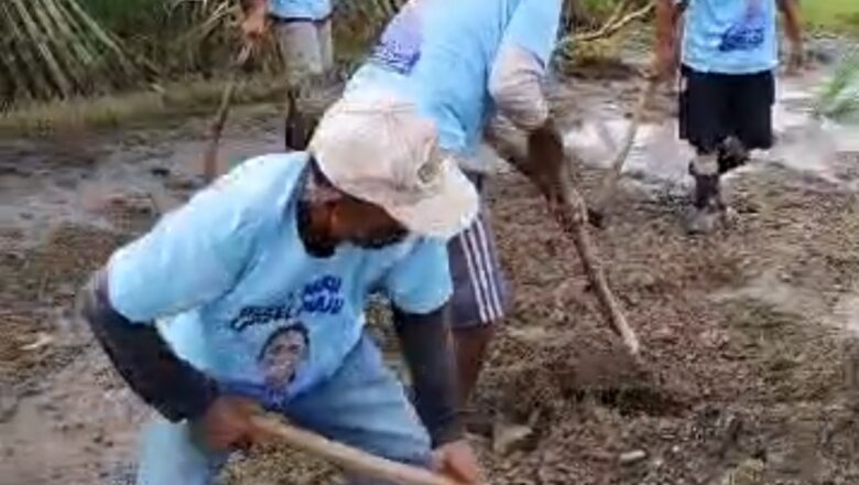 Bentuk Protes Masyarakat Gunung Terang Gotong Royong Uruk Jalan Seperti Kolam Berseragam Kaos Bergambar Bupati Lampung Selatan