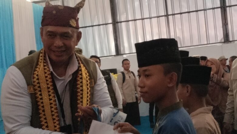Direktur Bulog Bersama Menko Pangan Berikan Santunan Pada Anak Anak Yatim Piatu Serta Serahkan Bantuan Pangan
